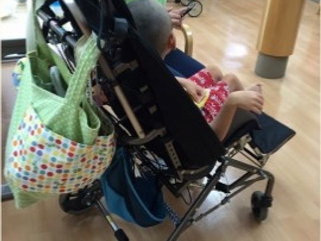 車椅子でのサポート スタッフ 手厚いケアが特徴の充実した空間で、職員が利用者さまの日々の活動をサポートしています。安全で快適な環境を大切にし、皆さまの暮らしを豊かにするお手伝いを行っています。