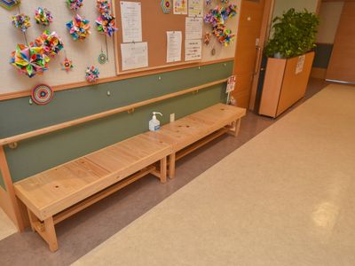 カラフルな壁飾りの廊下
