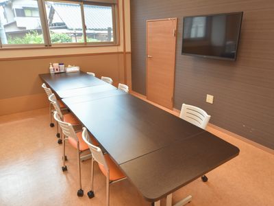 会議テーブルとテレビのある部屋