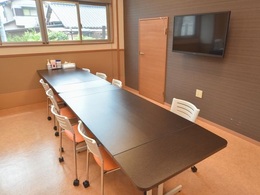 会議テーブルとテレビのある部屋