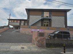 モダンな外観の建物