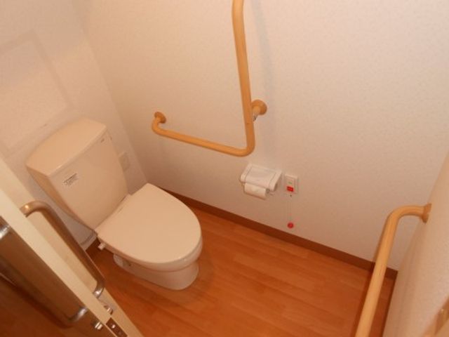 バリアフリー対応のトイレ トイレ 手すり完備で安心なトイレ空間。清潔感も保たれた環境です。