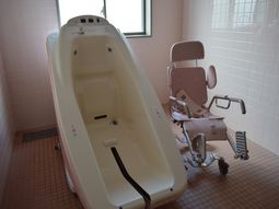 介助用浴槽とシャワーチェア