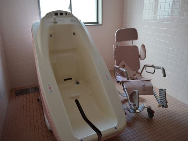 介助用浴槽とシャワーチェア