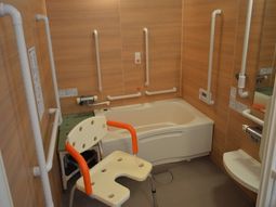 バリアフリー対応の浴室設備