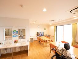 明るい雰囲気の食堂