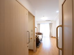 明るい居室の入口