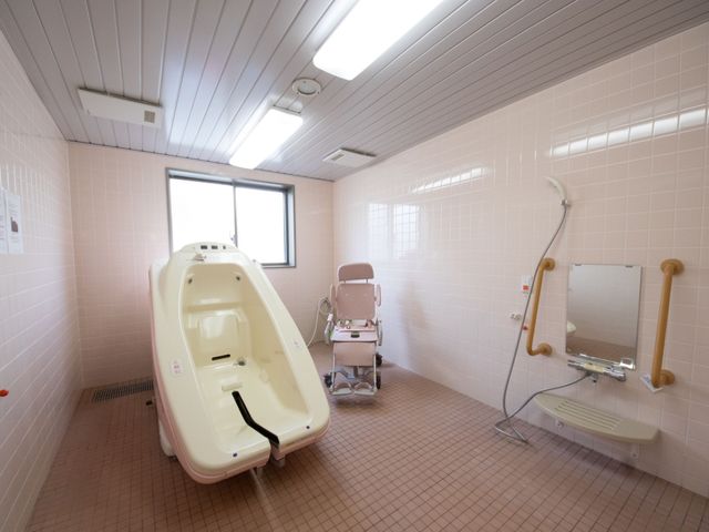 快適な設備の浴室 どうお 清潔で広々とした浴室です。安全に配慮された構造で、ゆったりとした入浴が楽しめます。