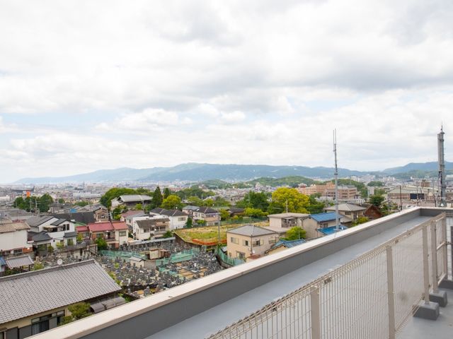 景色の見えるテラス 屋上 開放的なテラスからは、周囲の風景を一望でき、新鮮な空気を感じながらゆったりとした時間を過ごすことができます。