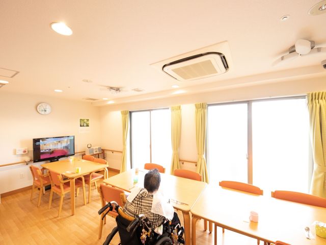 明るい食堂と利用者
