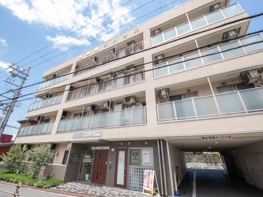 多階層ビルのエントランス