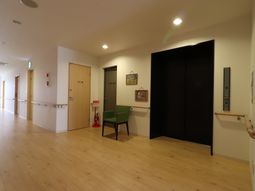 廊下の明るい風景