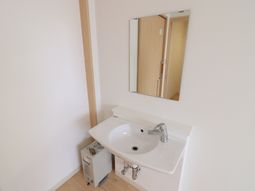 清潔な洗面台と鏡