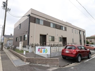 施設の外観と看板