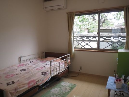 居室の窓とベッド