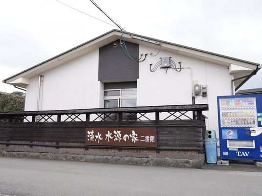 自販機と建物の外観