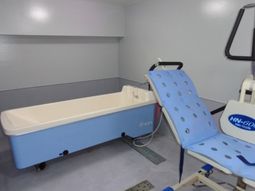 機能的な清潔な浴室