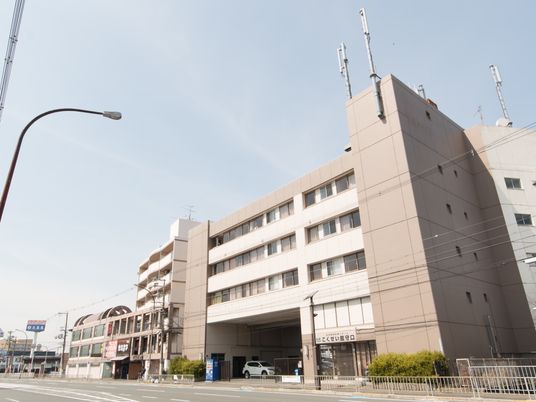 褐色の建物外観