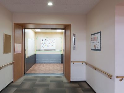 廊下の手すりと入口