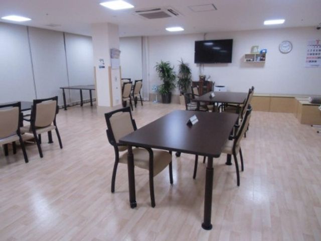 明るい食堂の空間 談話室 広々とした食堂は木のぬくもりを感じさせ、共有の楽しいひとときを提供しています。