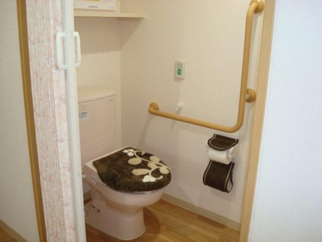 清潔感あるトイレ空間 トイレ 手すり完備で安全性に配慮した明るいトイレです。