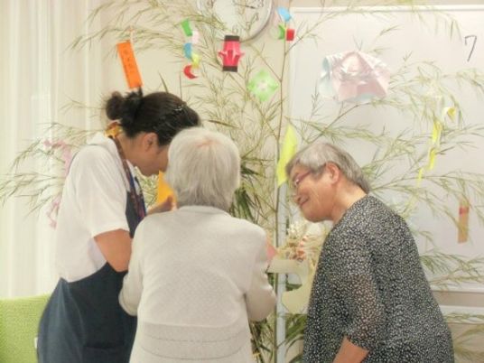 笑顔で会話する三人