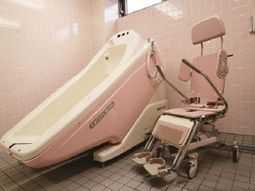 バリアフリー設計の浴室