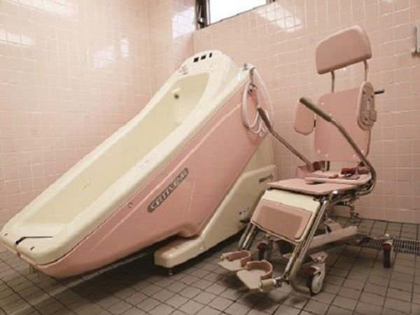 バリアフリー設計の浴室