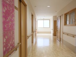 廊下に手すりと装飾