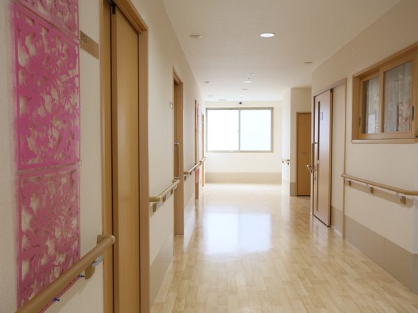 廊下に手すりと装飾