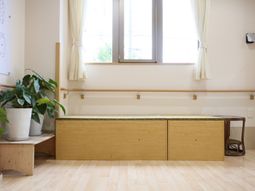 明るい居室の一角