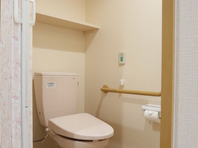 バリアフリートイレ トイレ 手すり付きのトイレは、使いやすさを考慮した設計です。安全かつ快適にご利用いただける環境を整えております。
