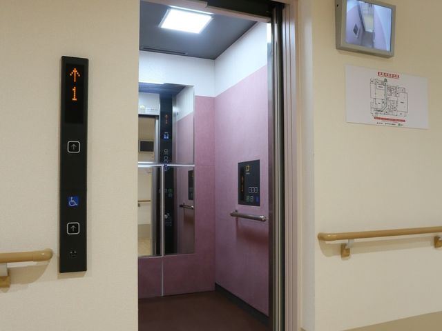 バリアフリー対応エレベーター エレベーター 手が届きやすい位置にある操作パネルが設置されたエレベーターです。使いやすさを考慮した設計になっており、すべての方が快適にご利用いただけます。
