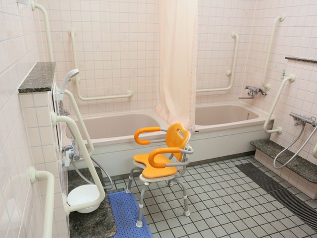 バリアフリー設計の浴室 浴室 手すりや座面を備えた浴室で、安全に配慮された環境です。快適なケアを支援する設備が整っています。