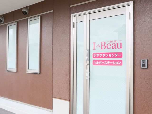 茶色の玄関ドア 外観 ガラス張りの透明感あるエントランスです。歓迎感のあるデザインが来訪者を迎え入れます。