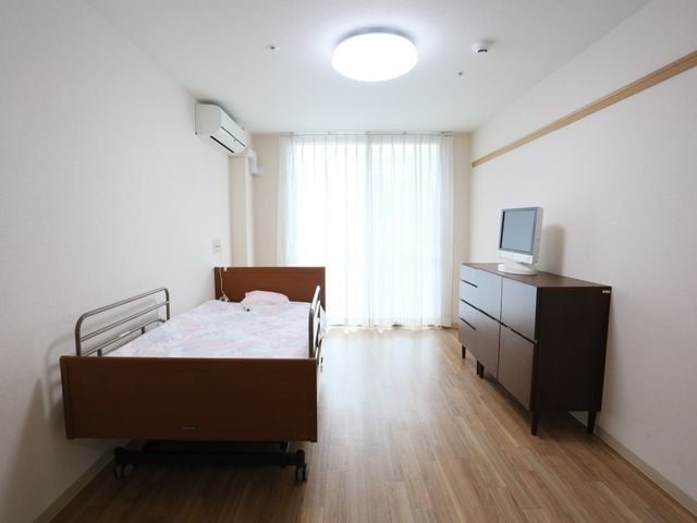 居室の整然とした配置 居室 ナチュラルな木目の床に、明るい光が差し込む居室です。清潔感のある空間で、快適な毎日を送れることでしょう。