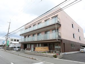明るい外観の建物エントランス