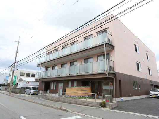 明るい外観の建物エントランス