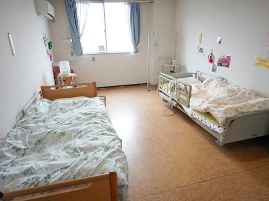 明るい二人部屋の居室