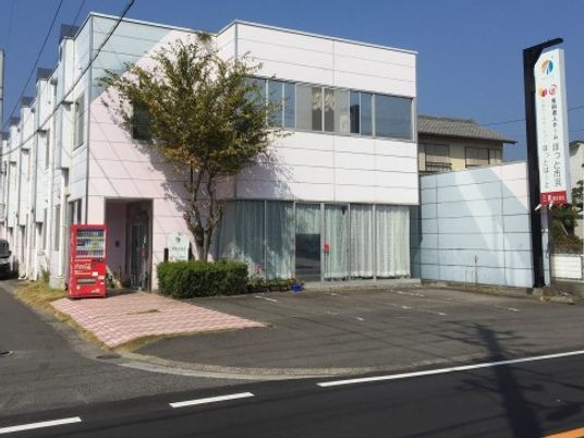 明るい街中の建物正面