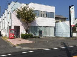 明るい外観の施設