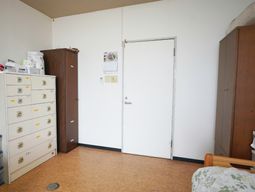 居室内のベッドと収納