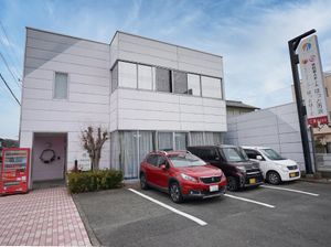 明るい外観の建物