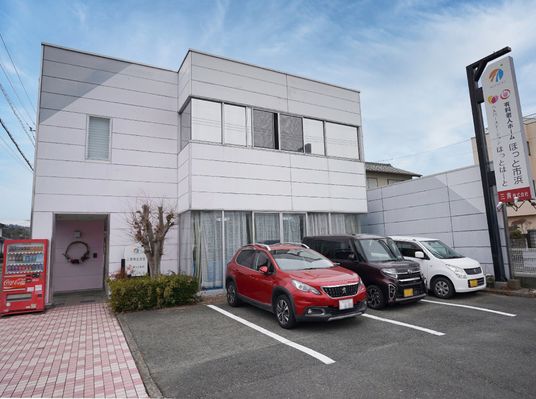 明るい外観の建物