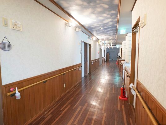 廊下の明るい通路