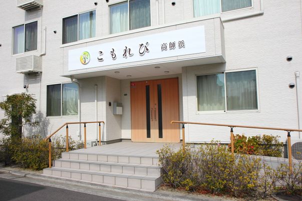 清潔感あふれる建物の入口