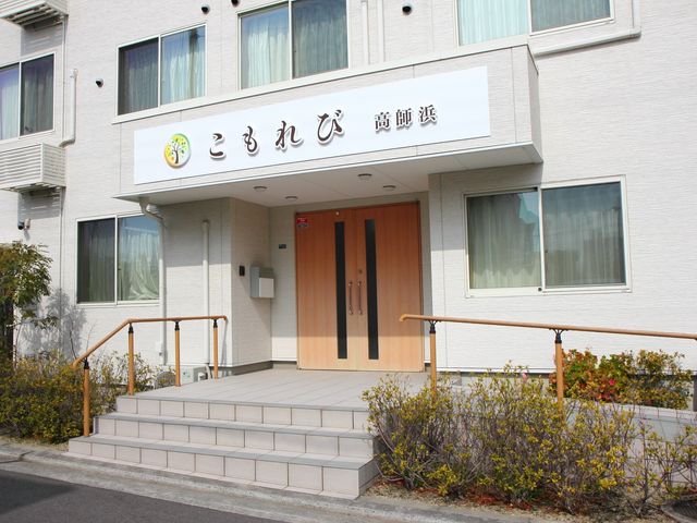 清潔感あふれる建物の入口 外観 明るく開放的なエントランスが迎え入れてくれます。心地よい環境での仕事に興味はありませんか？