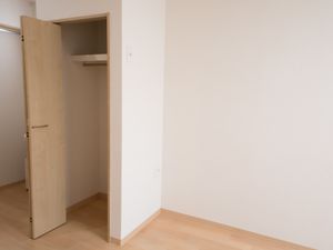 シンプルな居室の開き戸