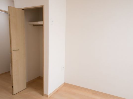 シンプルな居室の開き戸