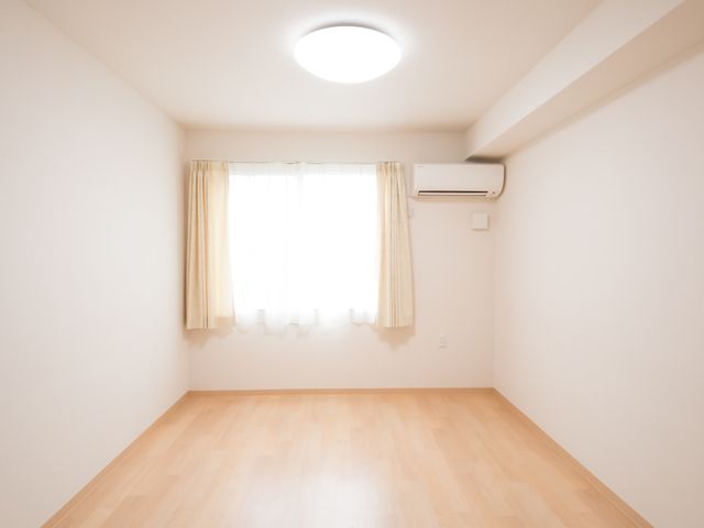 シンプルな洋室の内観 個室 明るく清潔感のある空間が広がるシンプルな洋室です。個々のニーズに合わせて、自由にアレンジ可能な居室を提供しています。